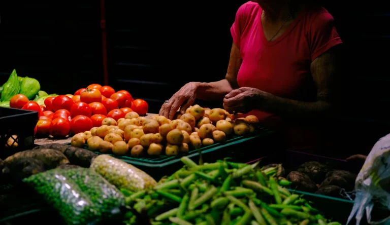 Colorful display of fresh vegetables at a market in Ibagué, Colombia, showcasing local produce.