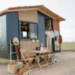 Explore boho style and freedom with this mobile tiny house. Ideal for road trips and camping.